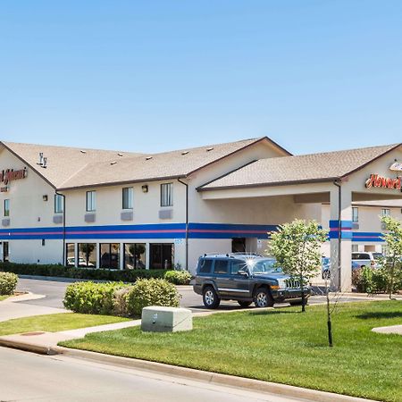 Howard Johnson By Wyndham Wichita Airport Eksteriør billede