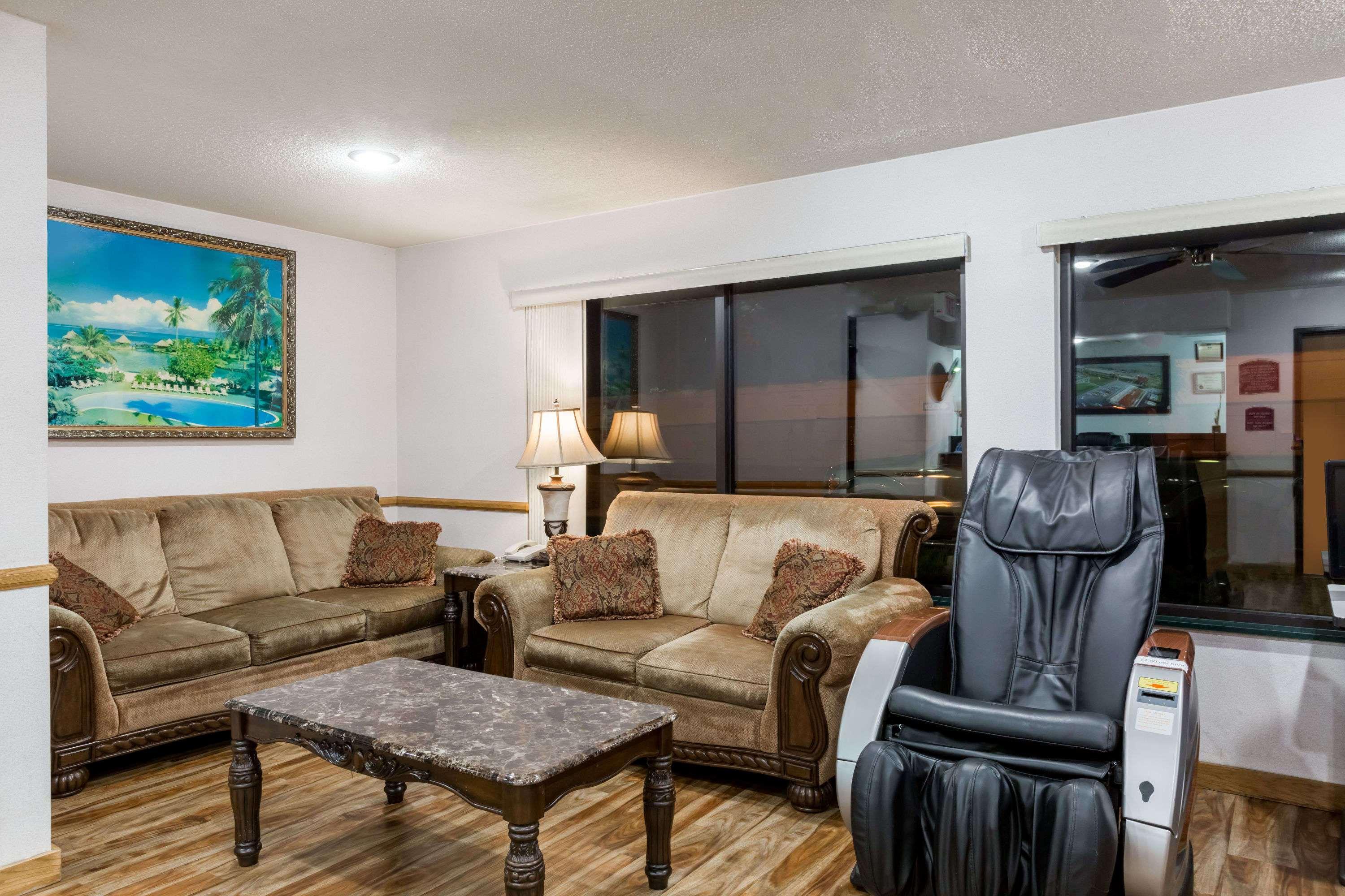 Howard Johnson By Wyndham Wichita Airport Eksteriør billede