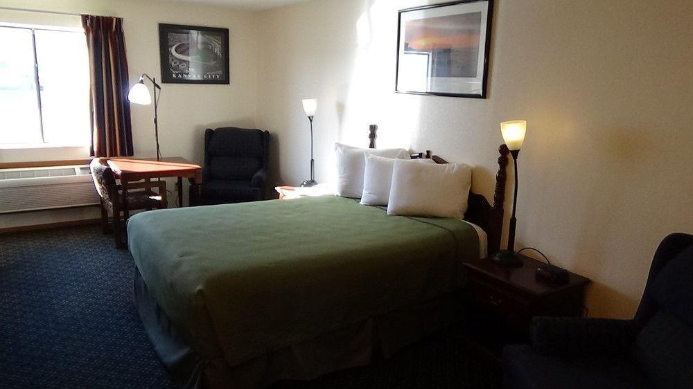 Howard Johnson By Wyndham Wichita Airport Eksteriør billede